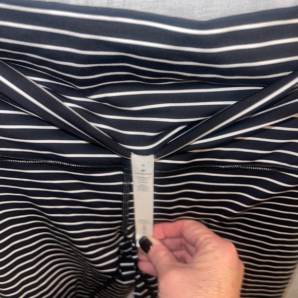 #43 Lululemon Wunder Under Pant
Parallel Stripe Black White / Black Sz 6 - Picture 11 of 12